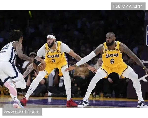 2008年4月12日湖人与黄蜂的激烈对决回顾与精彩瞬间分析