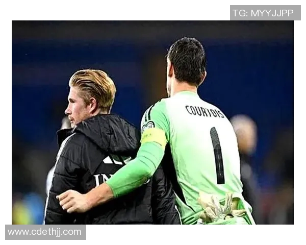 库尔图瓦的守门传奇与现代足球的演变之路 库尔图瓦的守门传奇与现代足球的演变之路