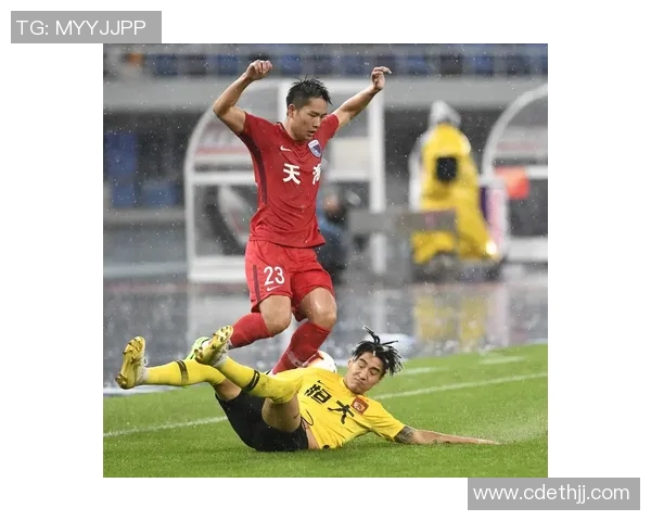 天津天海迎战广州富力争夺中超联赛关键三分的激烈对决 天津天海迎战广州富力争夺中超联赛关键三分的激烈对决