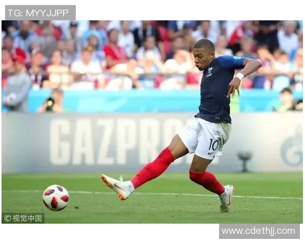 达尼洛：从青涩少年到足球场上的闪耀明星之路