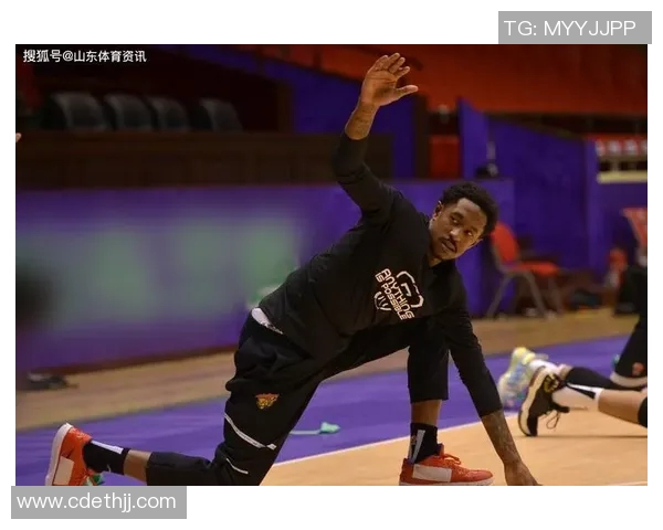 马尚布鲁克斯：从篮球场上的明星到生活中的奋斗者